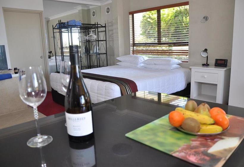 Aqua Beachfront Motel 14