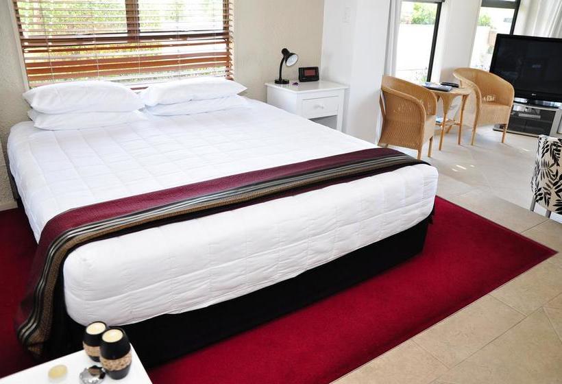 Aqua Beachfront Motel 15