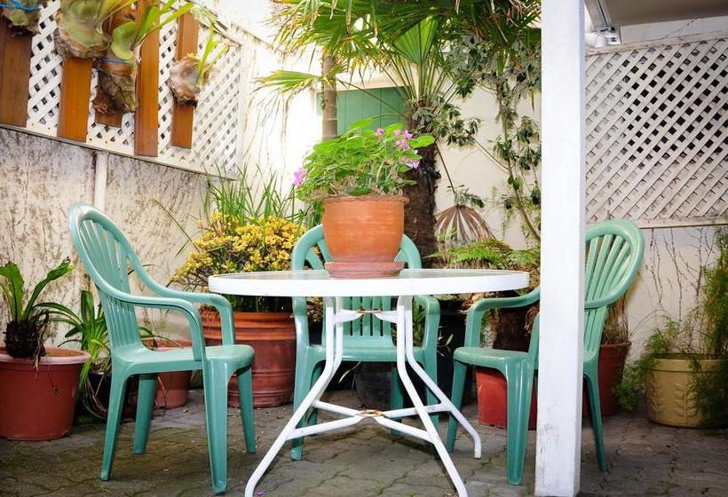 Aqua Beachfront Motel 17