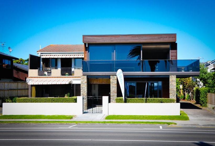 Aqua Beachfront Motel 2