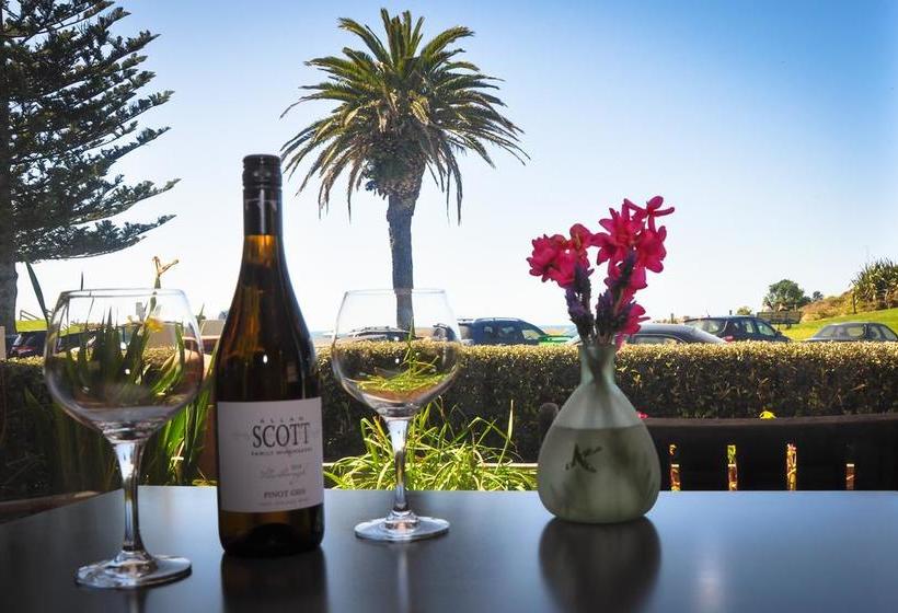 Aqua Beachfront Motel 4