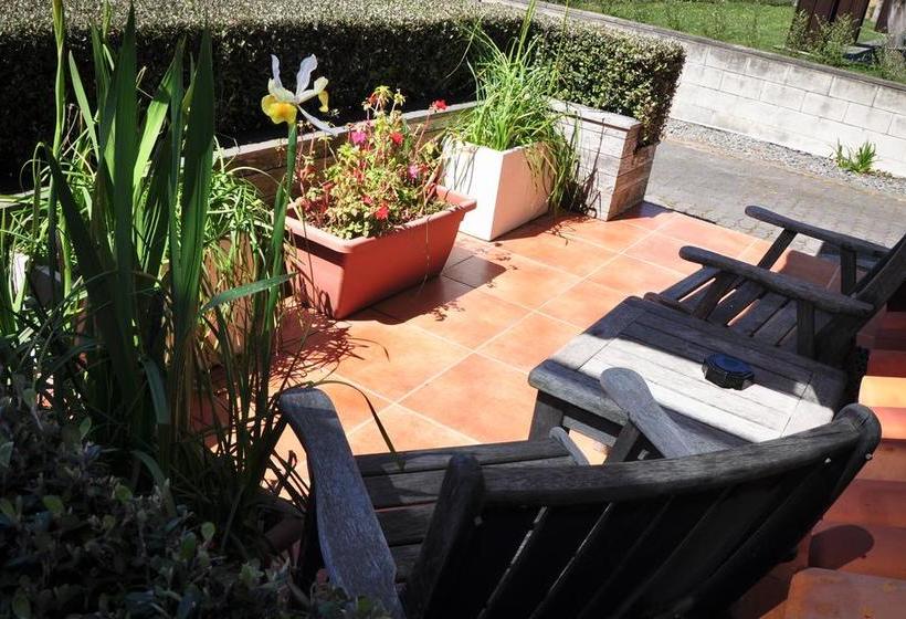 Aqua Beachfront Motel 6