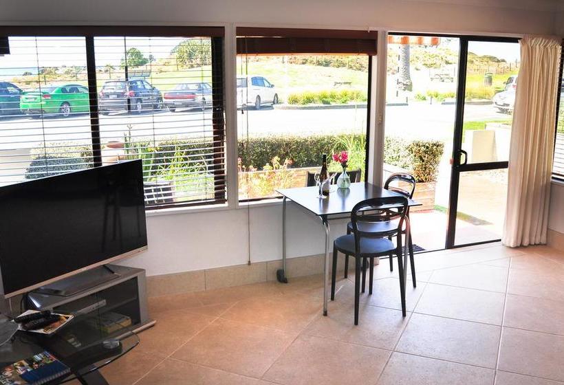 Aqua Beachfront Motel 7