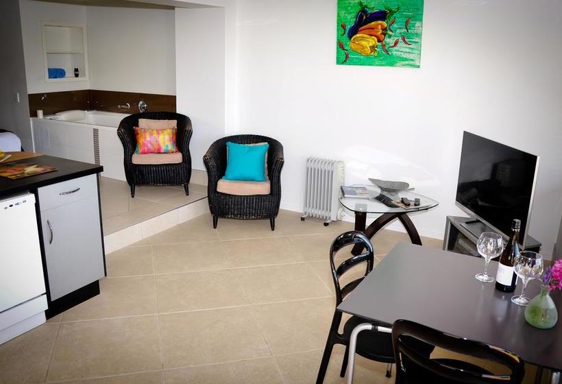 Aqua Beachfront Motel 8