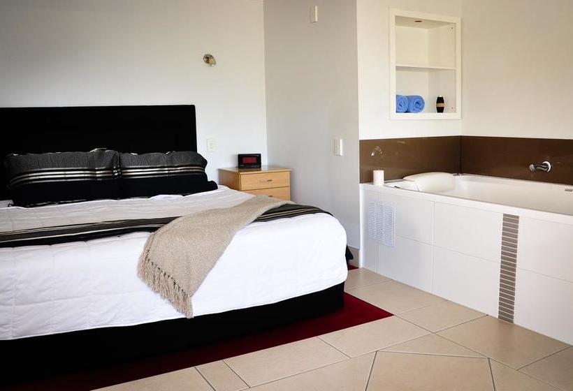 Aqua Beachfront Motel 9