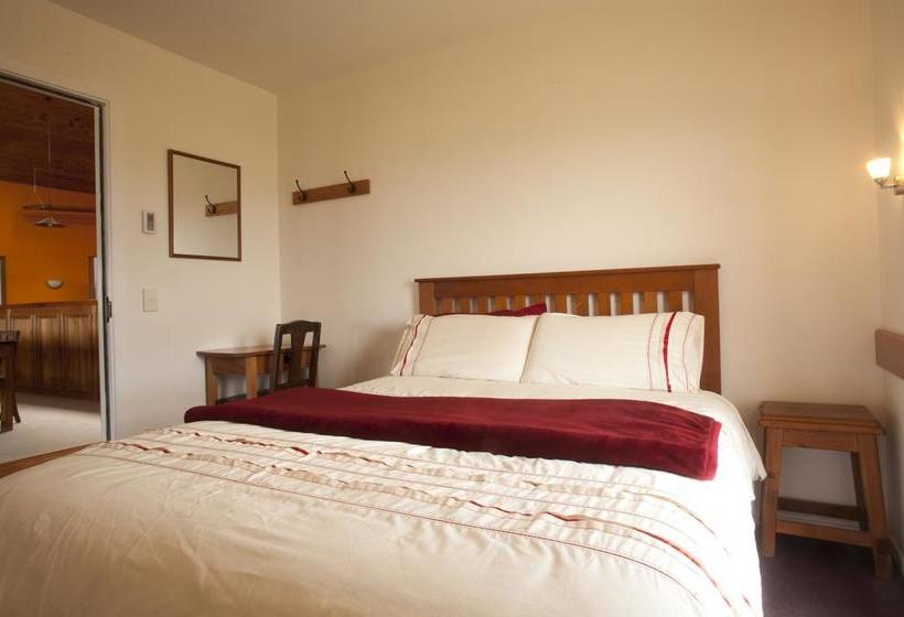 Hostel Old Bones Lodge 1