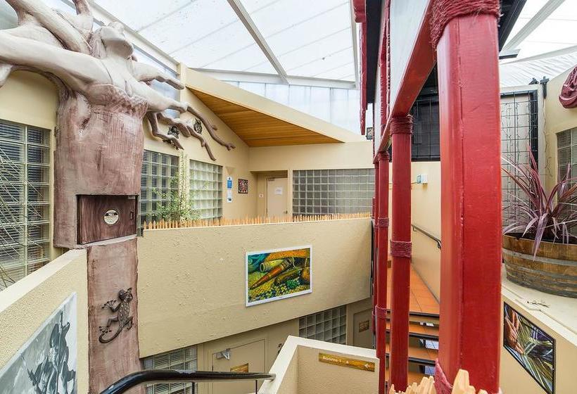 Sir Cedrics Tahuna Pod Hostel 15