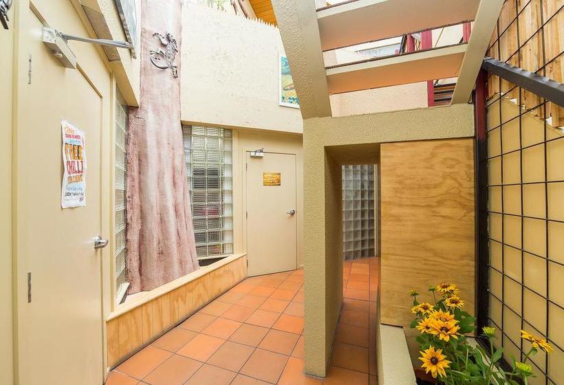 Sir Cedrics Tahuna Pod Hostel 8