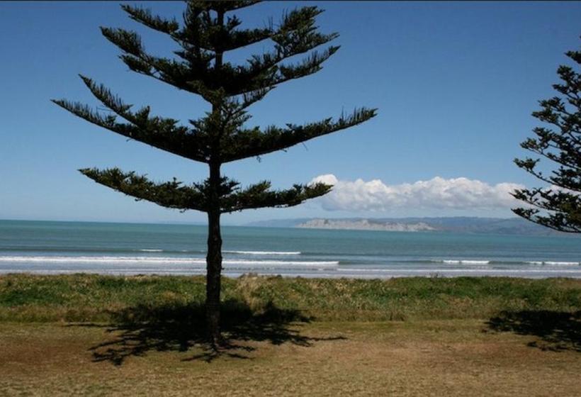 Whispering Sands Beachfront Motel 10