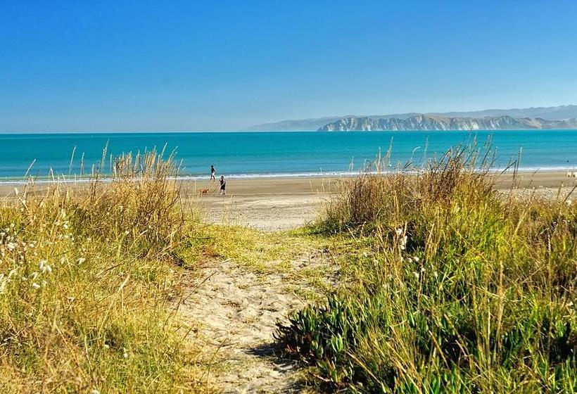 Whispering Sands Beachfront Motel 11