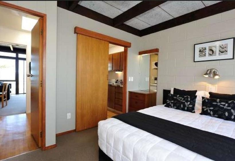 Whispering Sands Beachfront Motel 12