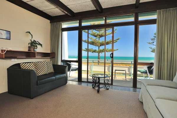 Whispering Sands Beachfront Motel 15