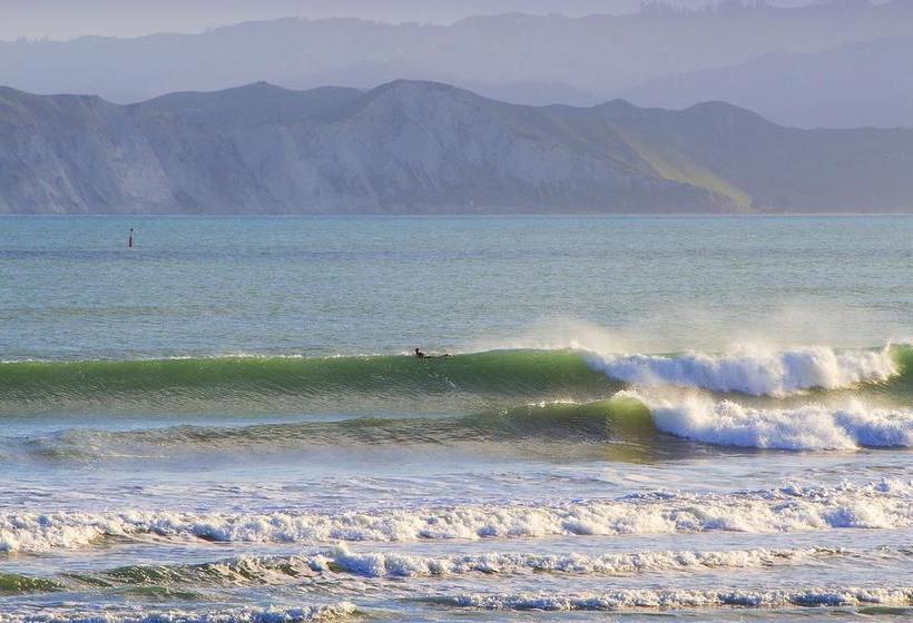 Whispering Sands Beachfront Motel 3
