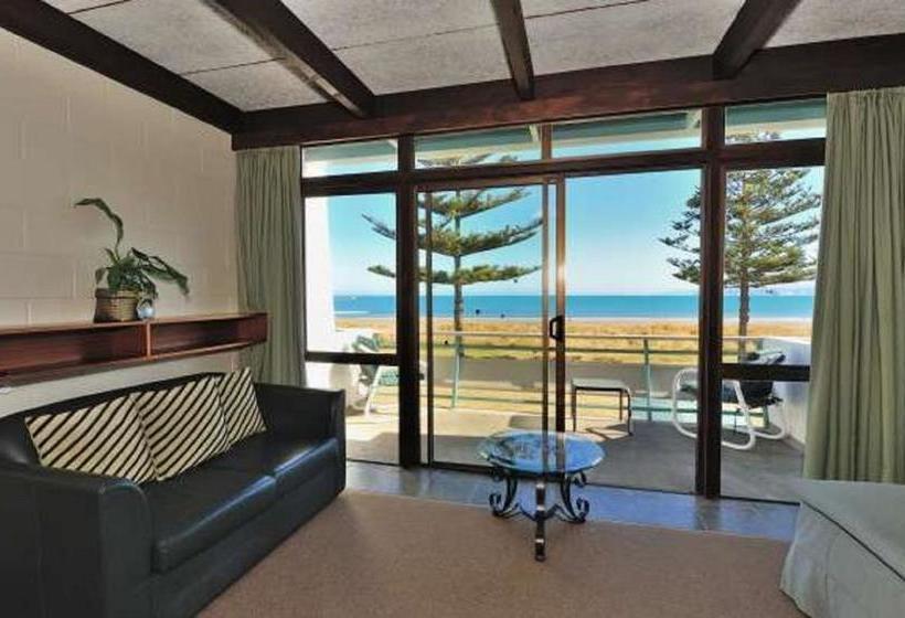 Whispering Sands Beachfront Motel 4