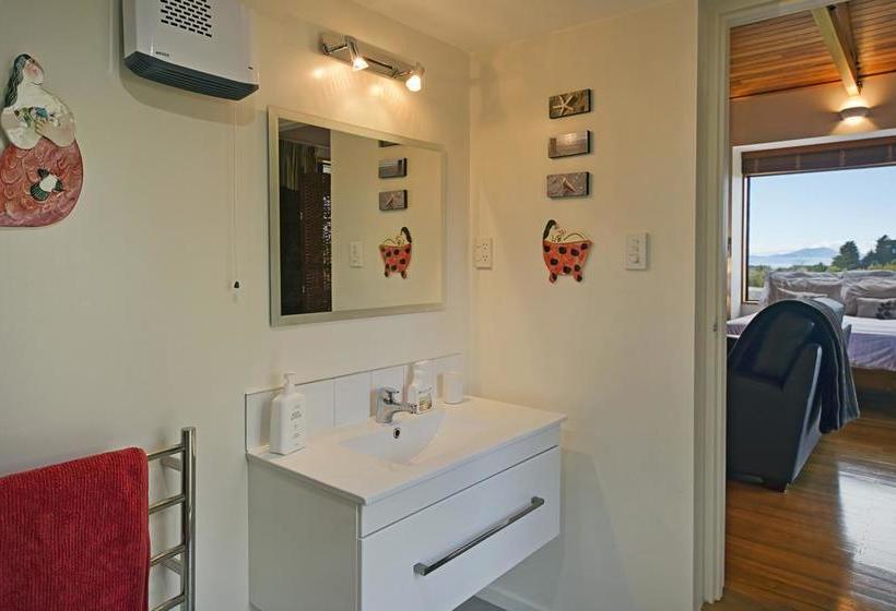 Mapua Hills Bed And Breakfast 14