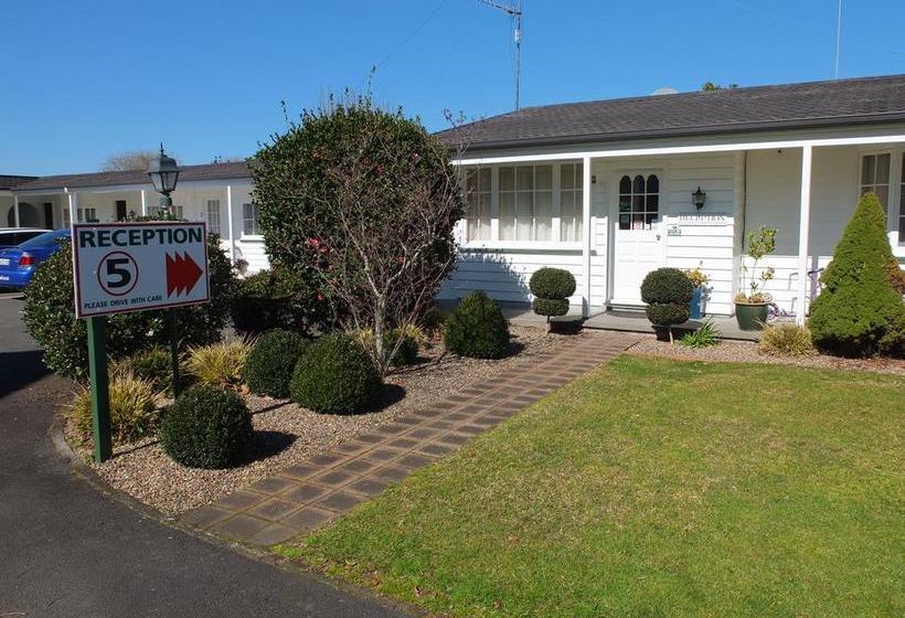 Colonial Court Motel 1