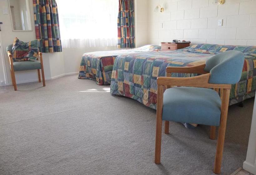 Colonial Court Motel 10