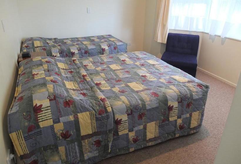 Colonial Court Motel 11