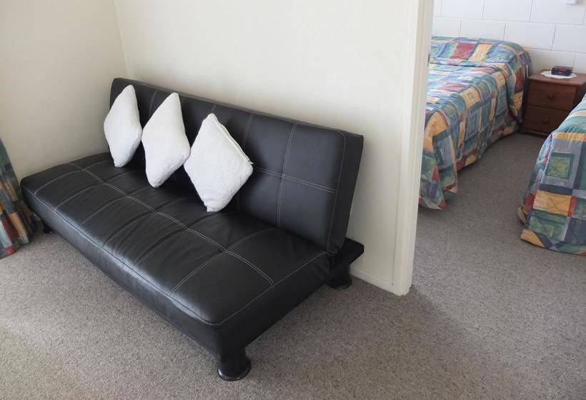 Colonial Court Motel 13