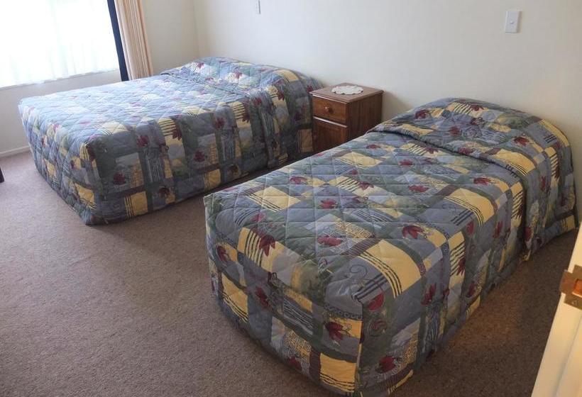 Colonial Court Motel 14