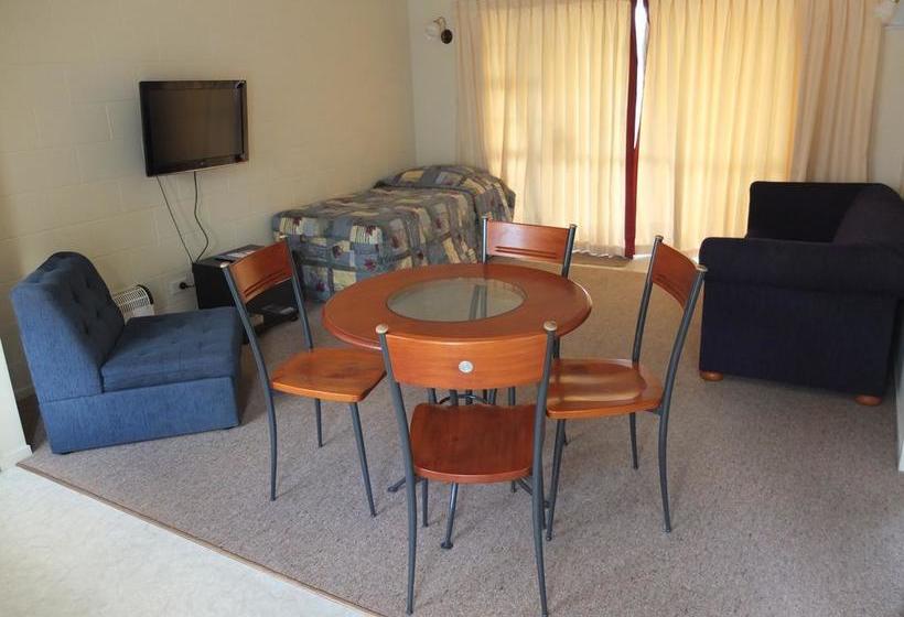 Colonial Court Motel 18