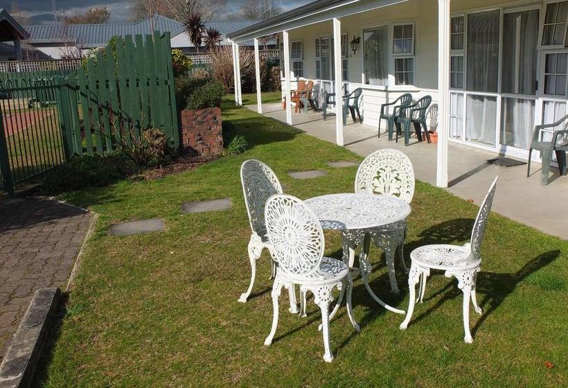 Colonial Court Motel 3