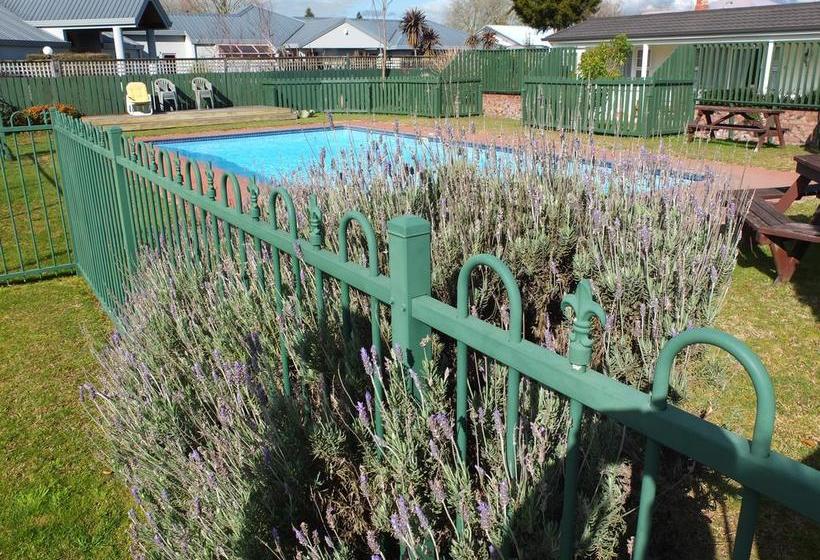 Colonial Court Motel 4