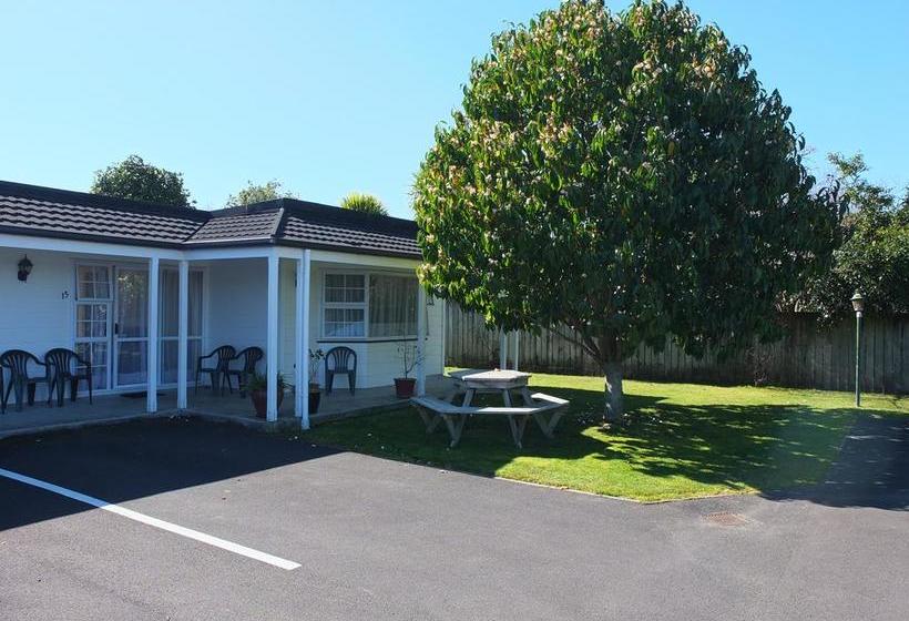 Colonial Court Motel 6