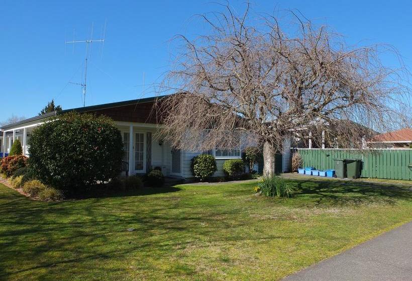 Colonial Court Motel 8