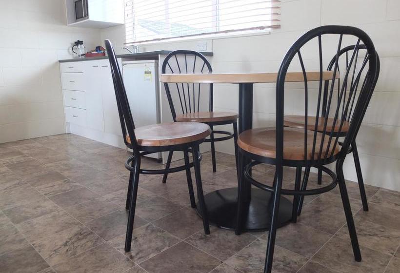 Colonial Court Motel 9