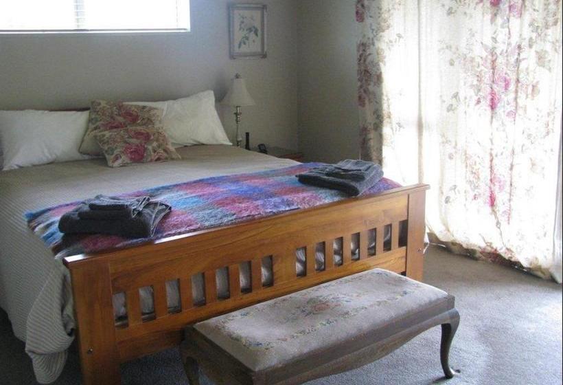 Cricklewood House Bed & Breakfast 10