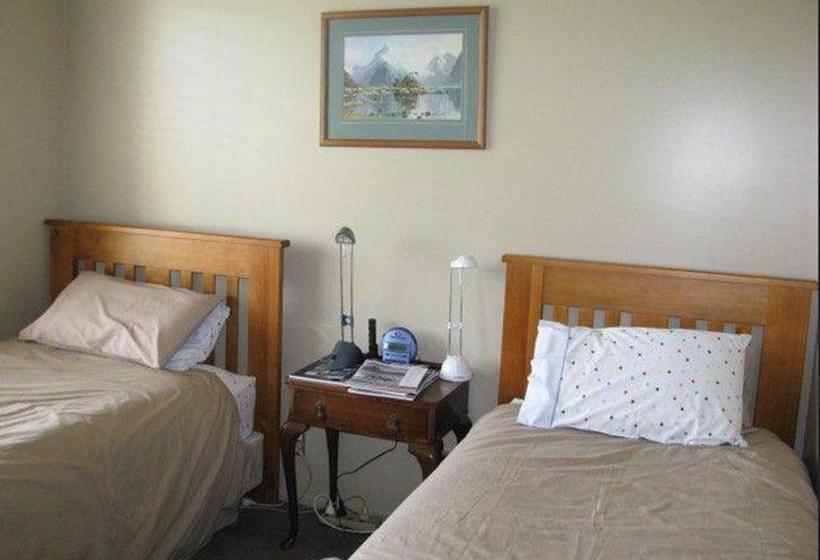 Cricklewood House Bed & Breakfast 11