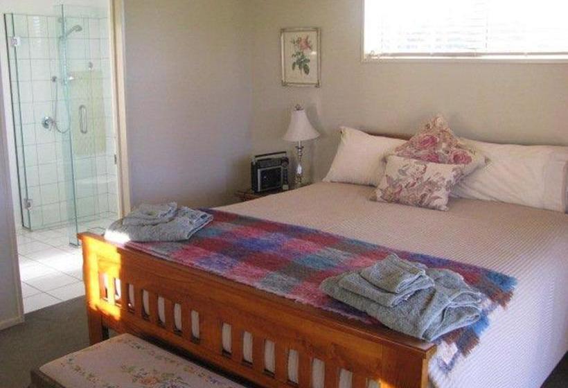 Cricklewood House Bed & Breakfast 12