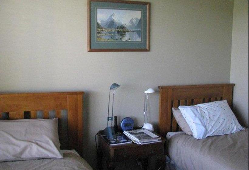 Cricklewood House Bed & Breakfast 13