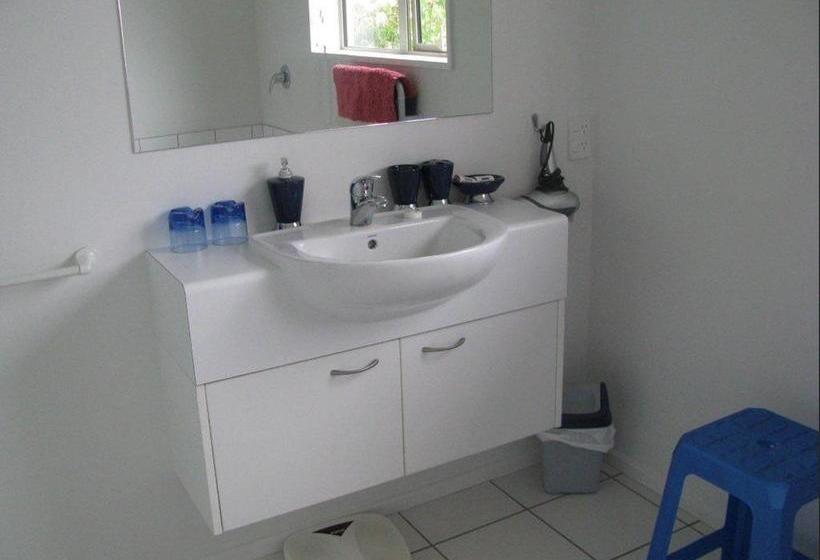 Cricklewood House Bed & Breakfast 16