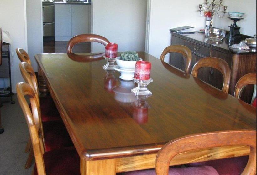 Cricklewood House Bed & Breakfast 6