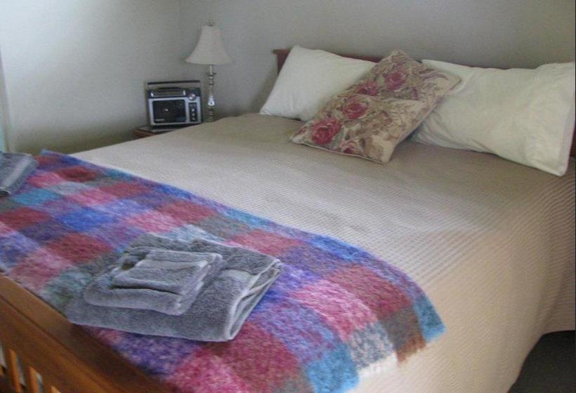 Cricklewood House Bed & Breakfast 9