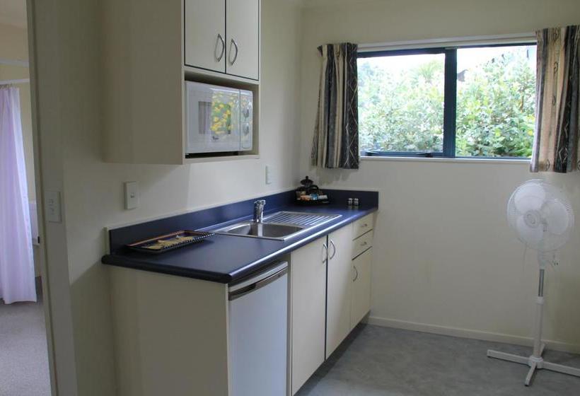 Motel Bassingers Motor Lodge 11