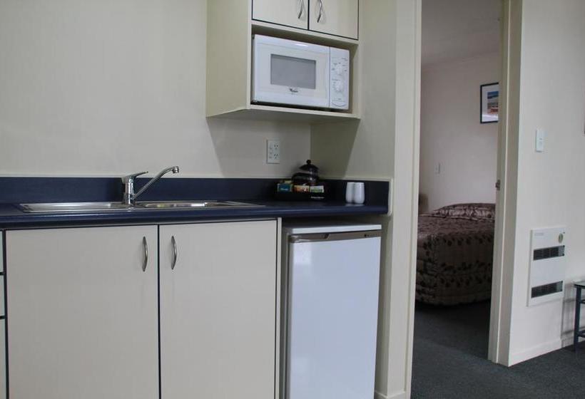 Motel Bassingers Motor Lodge 4