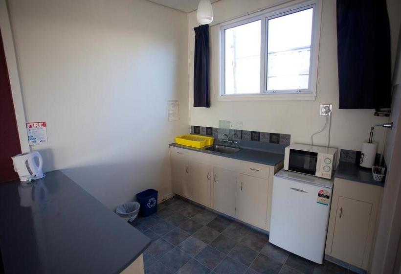 45 On Avenal Motel 10