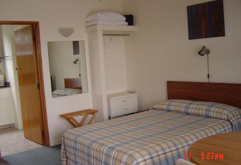 45 On Avenal Motel 12