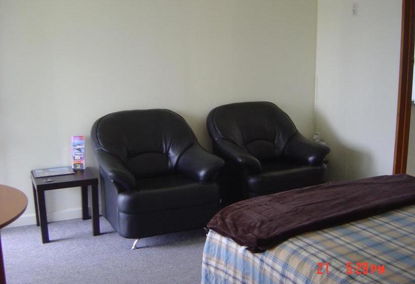 45 On Avenal Motel 14