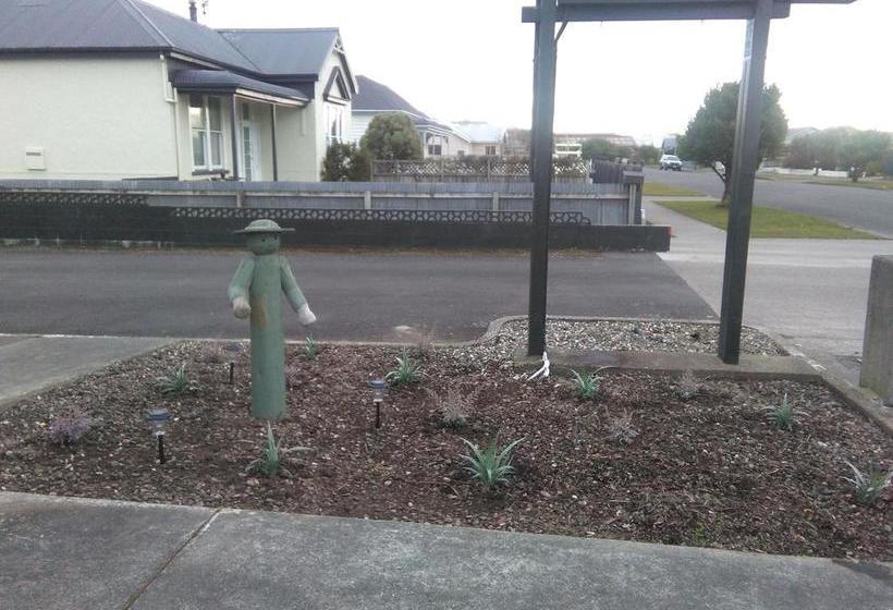 45 On Avenal Motel 17