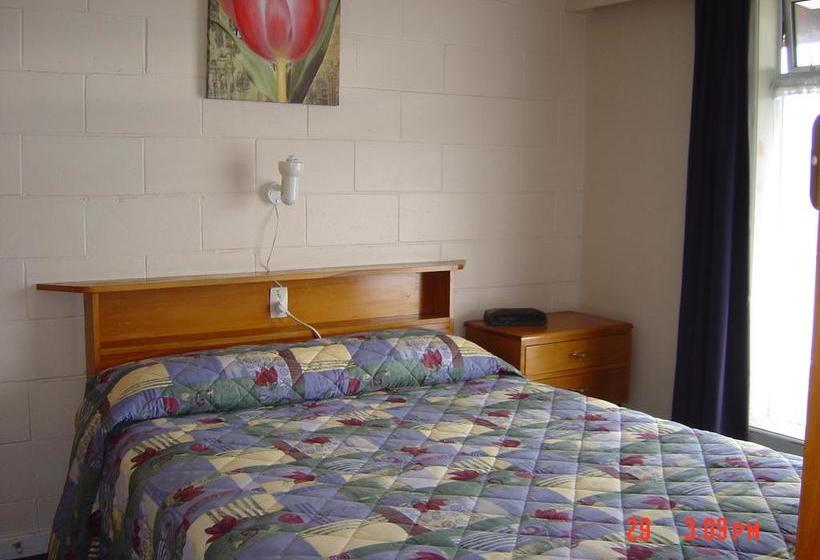 45 On Avenal Motel 3