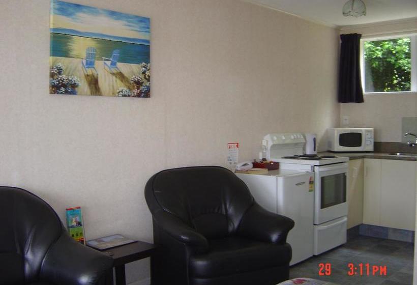 45 On Avenal Motel 4