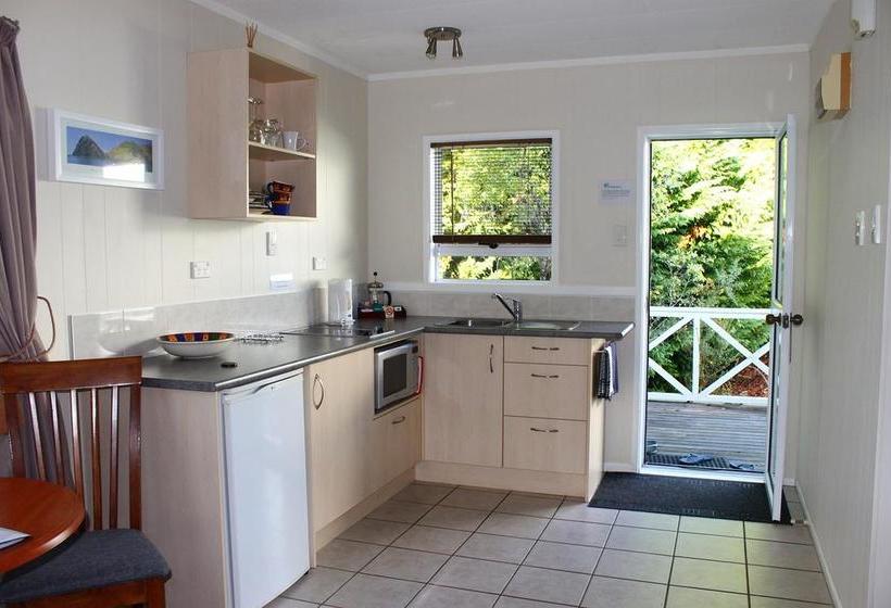 Ash Grove Boutique Motel 1