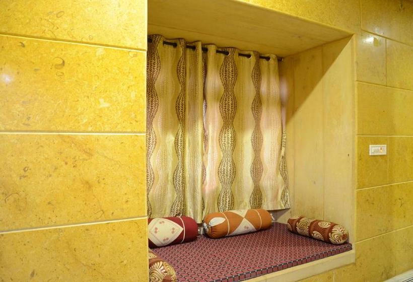 Hotel Qutub Villa 11