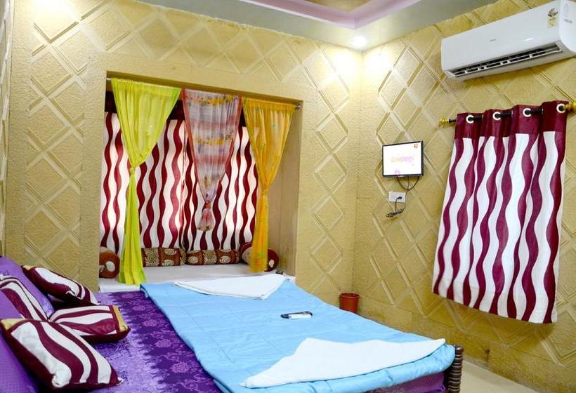 Hotel Qutub Villa 12