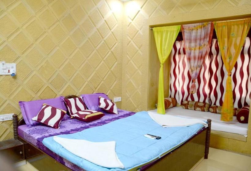 Hotel Qutub Villa 13