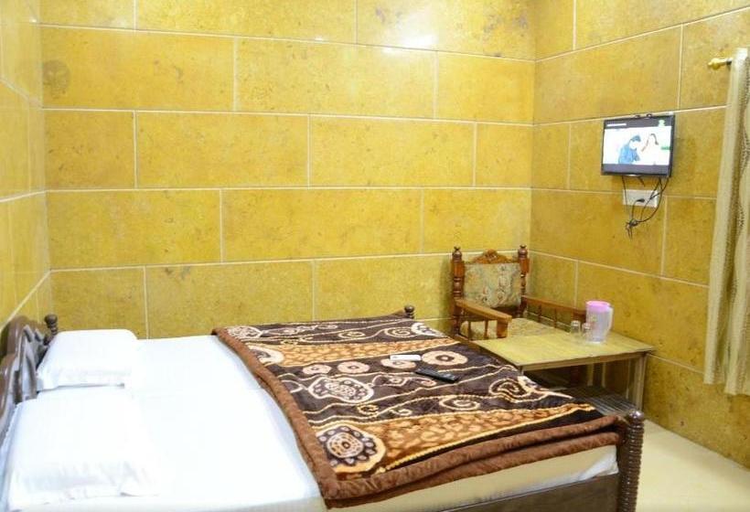 Hotel Qutub Villa 20